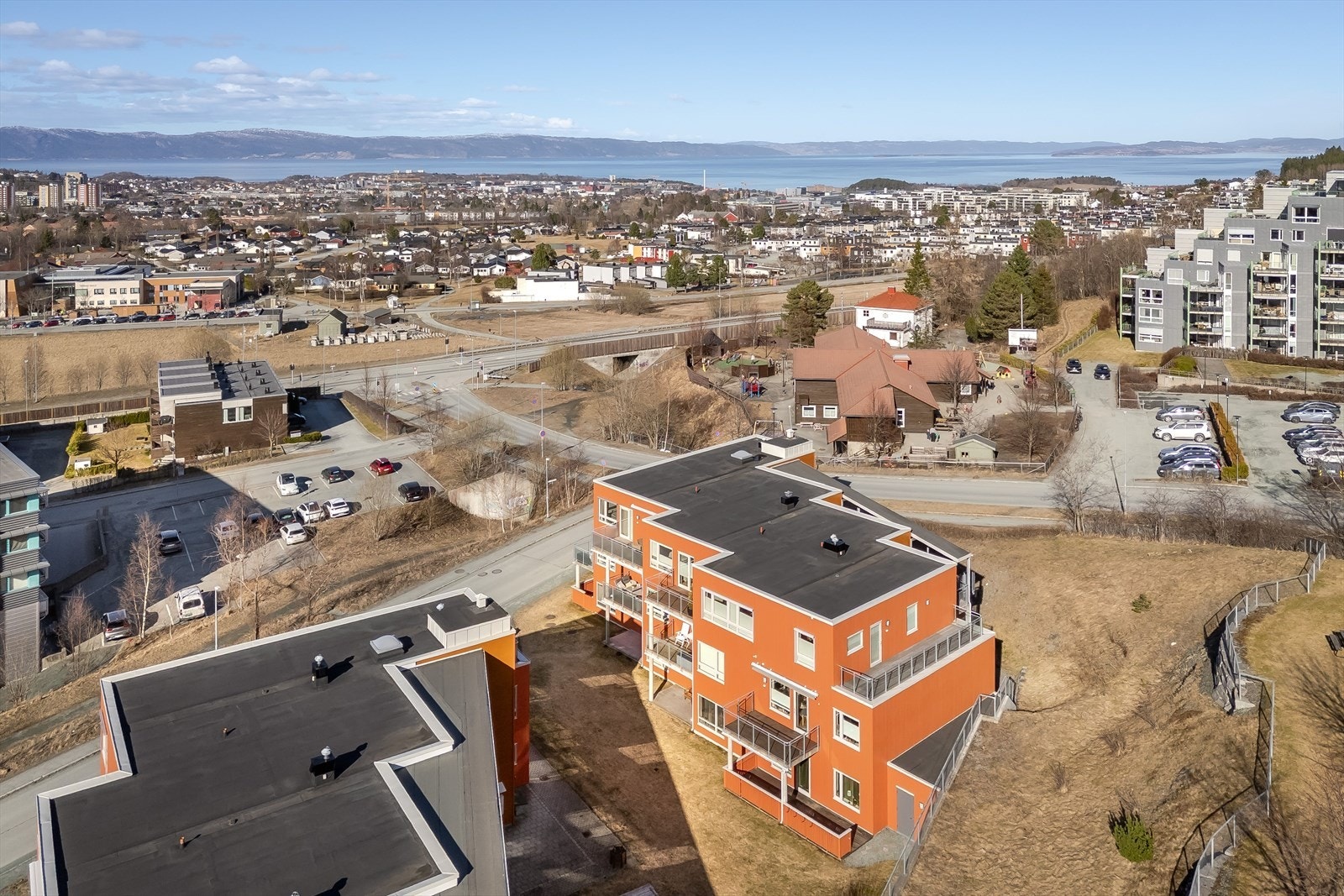 Sameiet består av 42 leiligheter fordelt på tre bygg plassert over en felles parkeringskjeller. Galleribilde