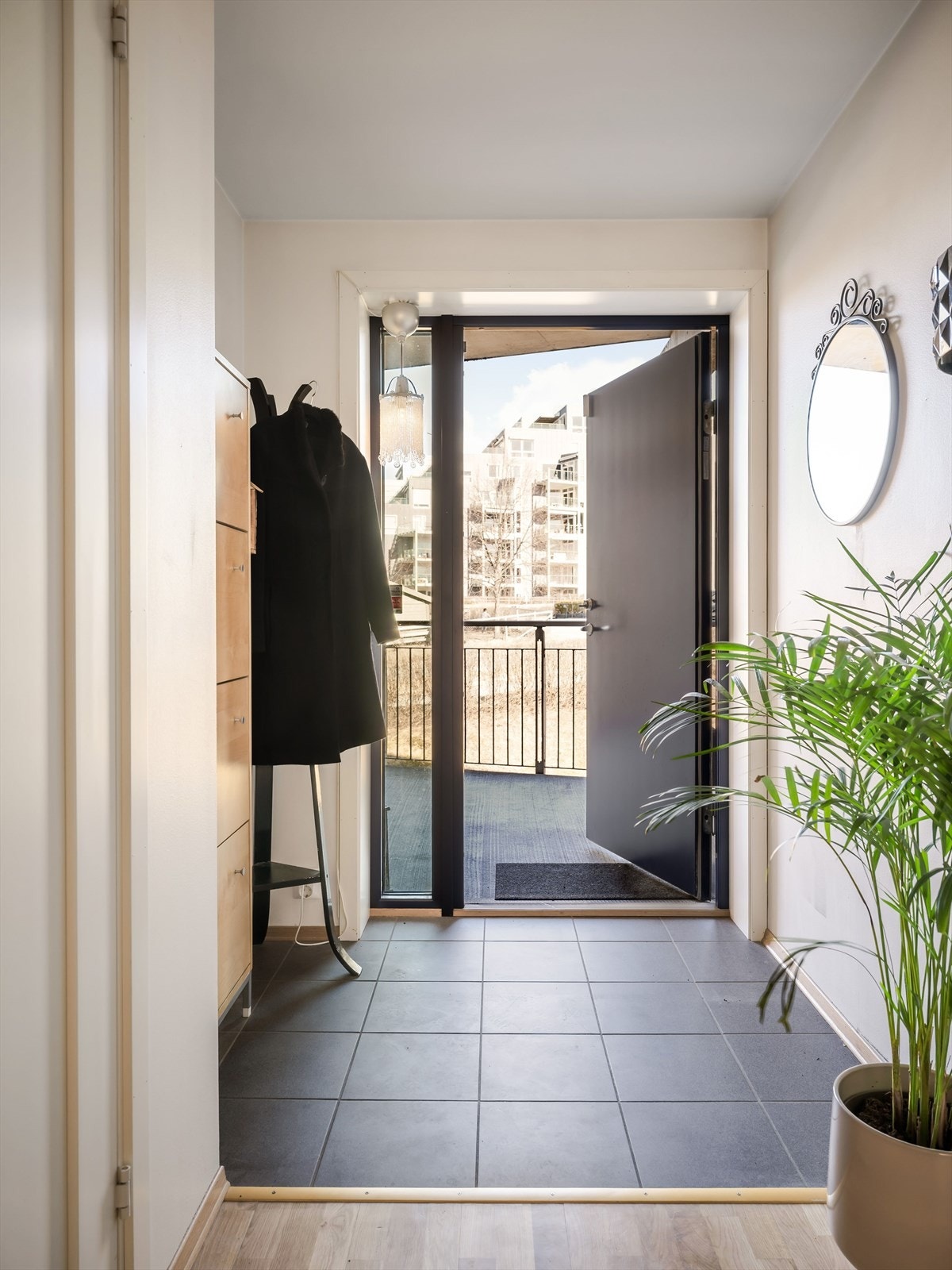 Adkomst til leiligheten er via svalgangen. Fliskledd del av gang har varmekabler i gulv. Galleribilde