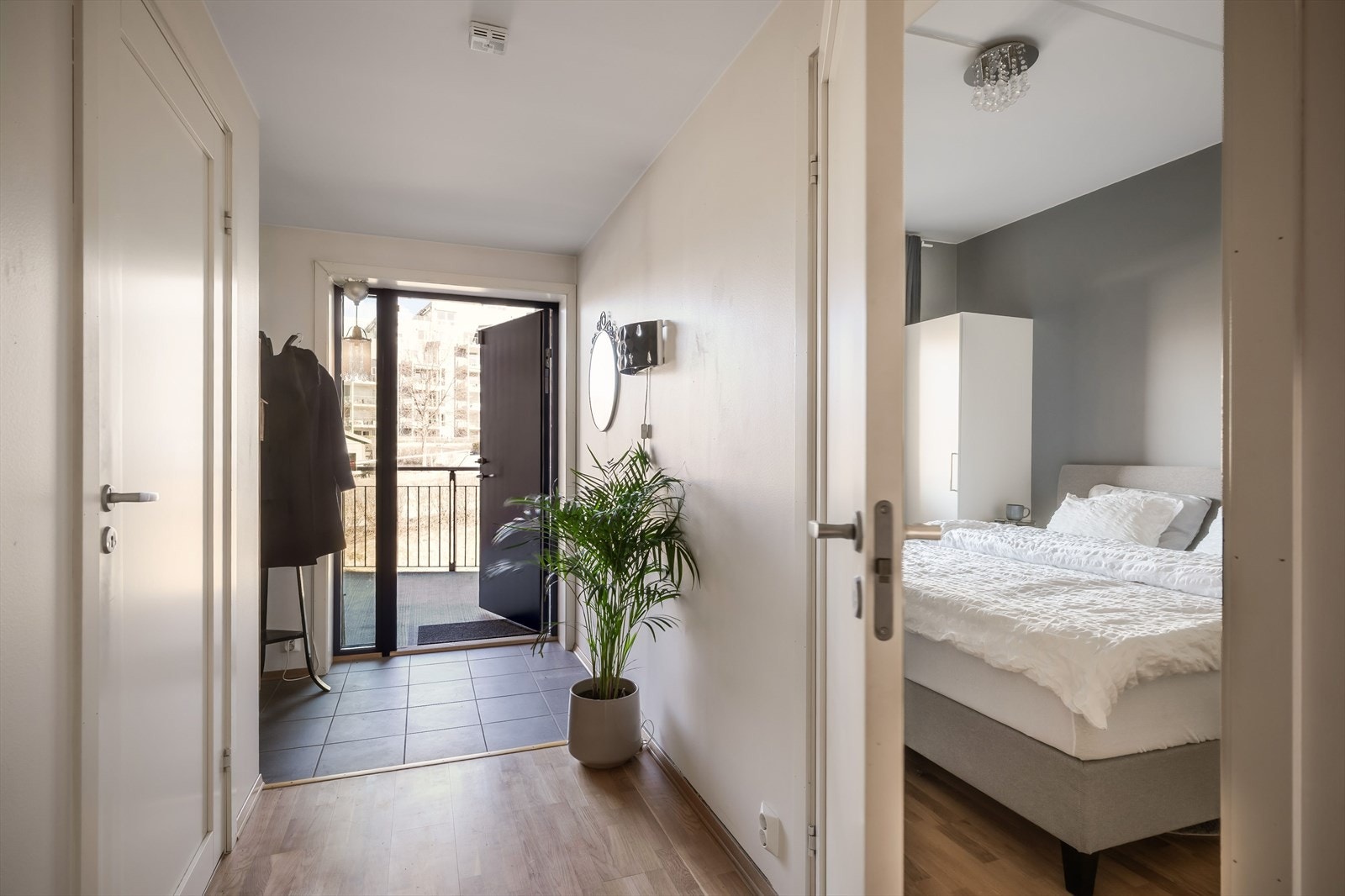 Begge soverommene ligger i den nordlige og svaleste siden av leiligheten. Galleribilde