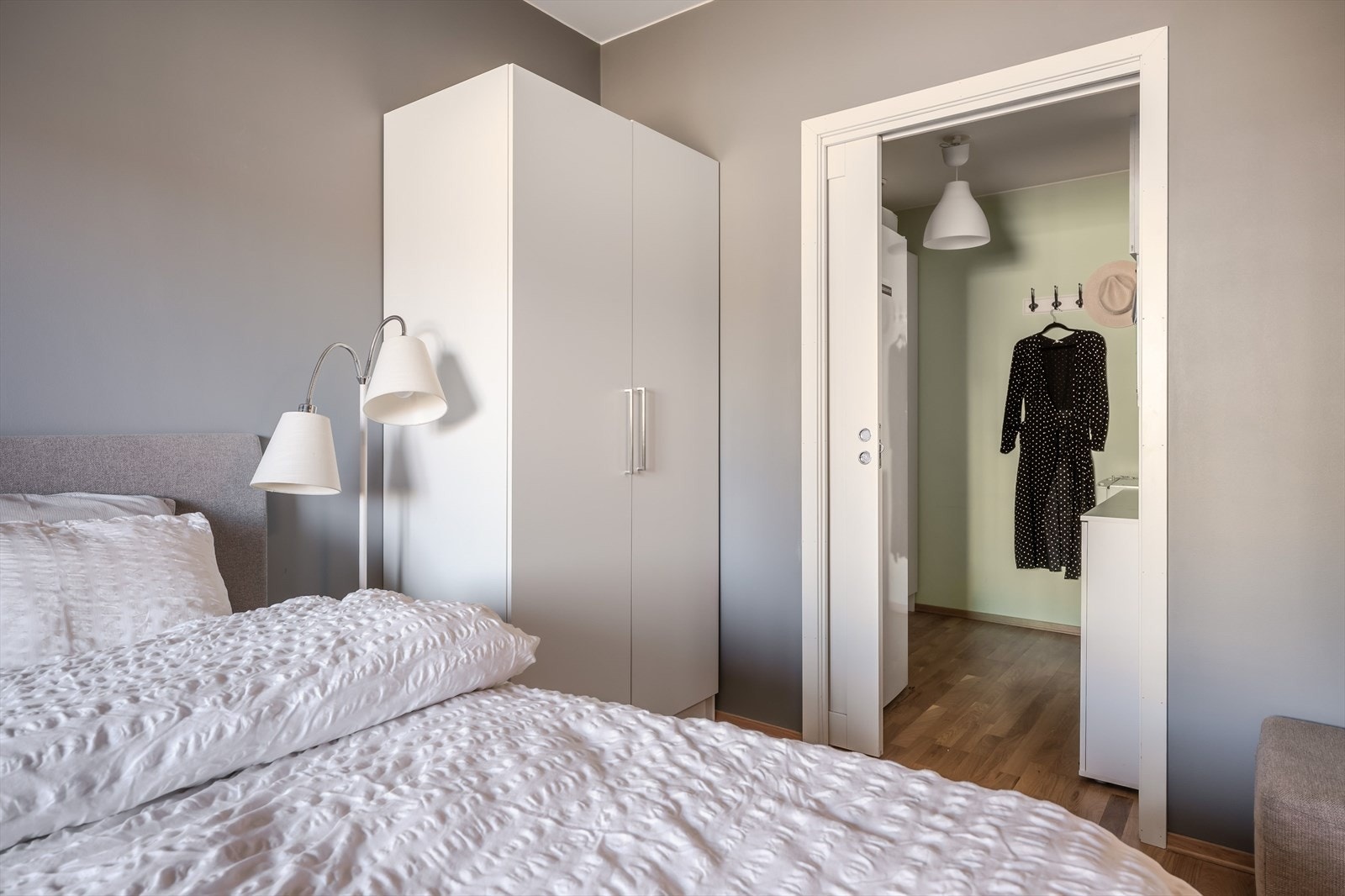 Hovedsoverommet har direkte tilgang til bod/teknisk rom som også kan benyttes som garderoberom. Galleribilde