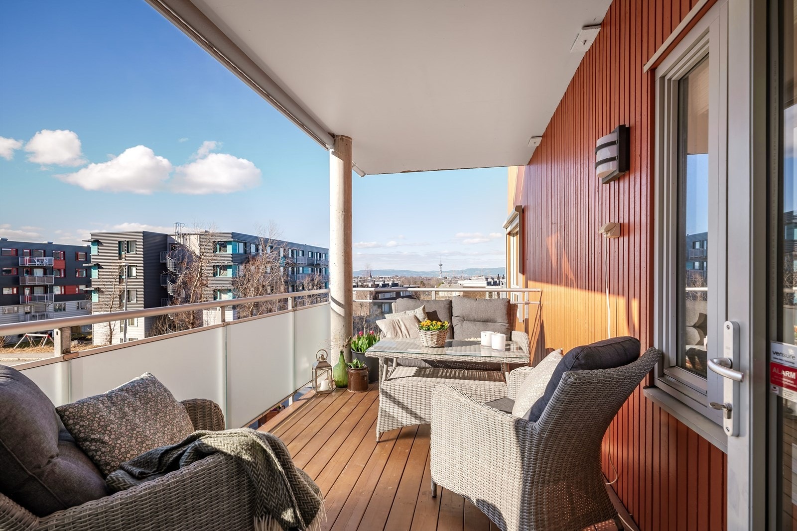 Fra den 10 kvm store og solrike balkongen har man nydelig utsikt mot vest. Screens som er montert i himlingen på balkongen gir god skjerming på de varmeste dagene. Galleribilde