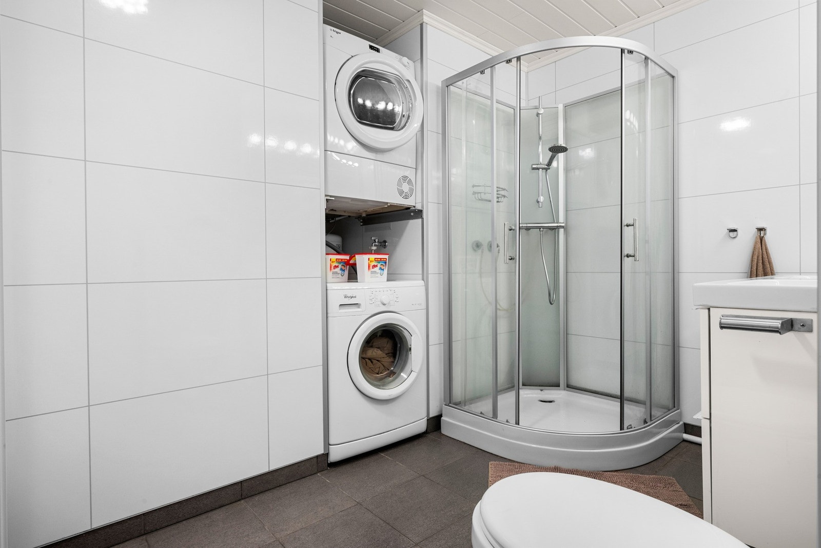 Badet har opplegg for vaskemaskin. Galleribilde