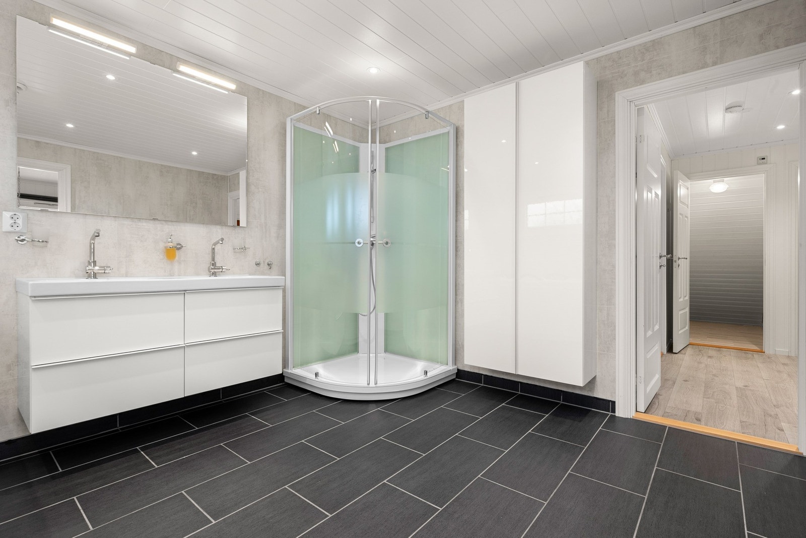 Badet er flislagt og har komfortabel gulvvarme. Galleribilde