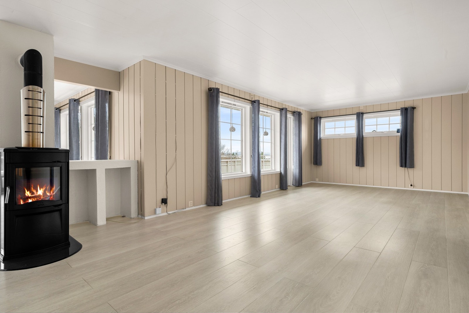 I stuen er det peis som både varmer og setter stemningen. Galleribilde