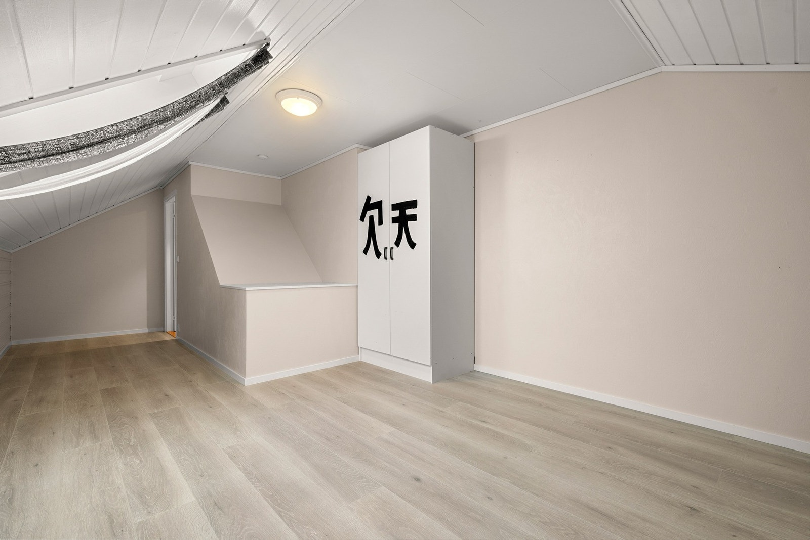 Tredje etasje består av tre romslige rom og eget toalett med vask. Galleribilde