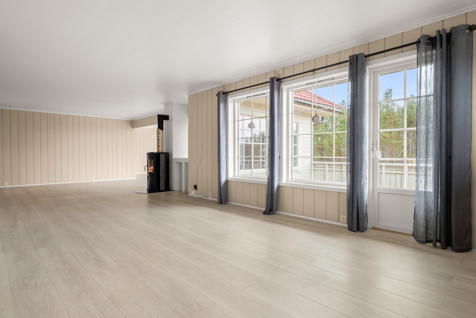 Fra spisestuen har du direkte utgang til en stor altan. Galleribilde