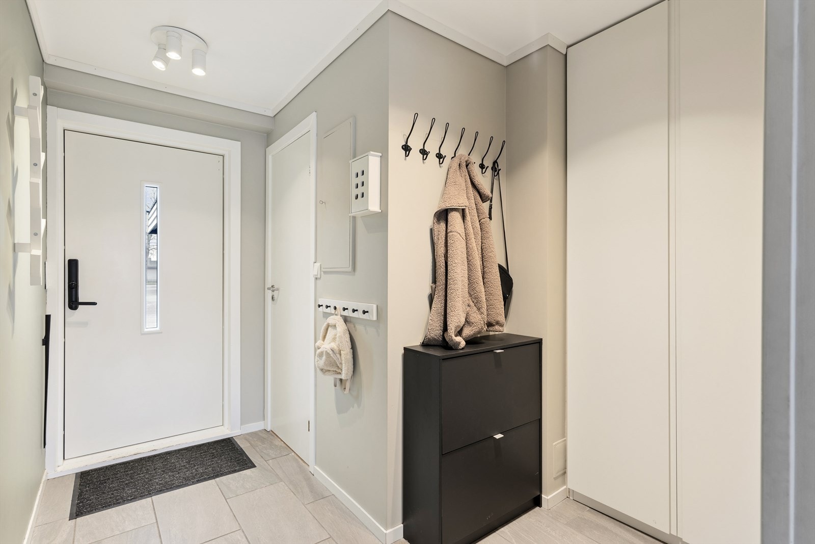 Lys og delikat entré sørger for et ryddig og godt førsteinntrykk Galleribilde