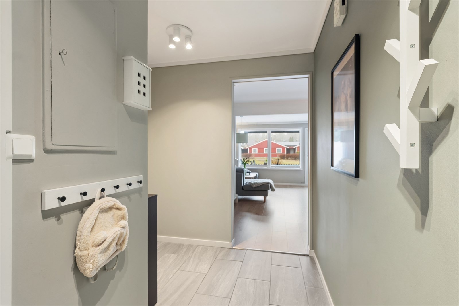 Entréen med plass til oppheng av jakker og sko, samt praktisk bod Galleribilde