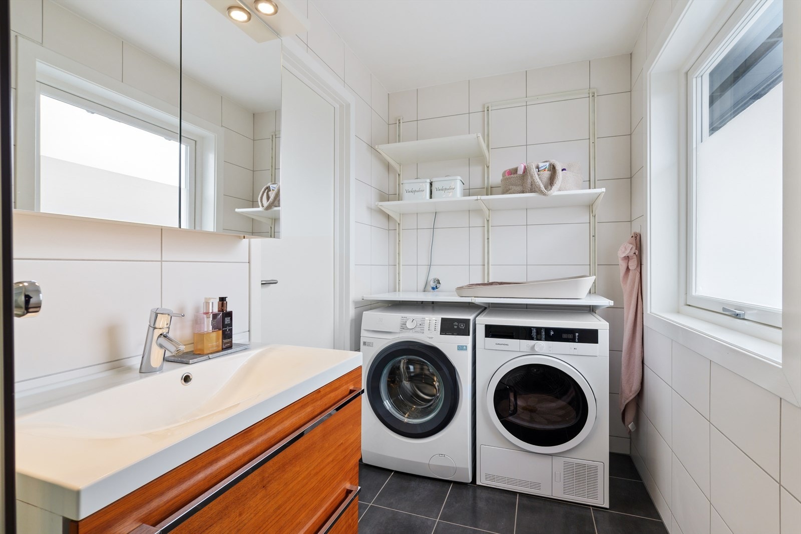 Badet med fliser på gulvene og veggene Galleribilde