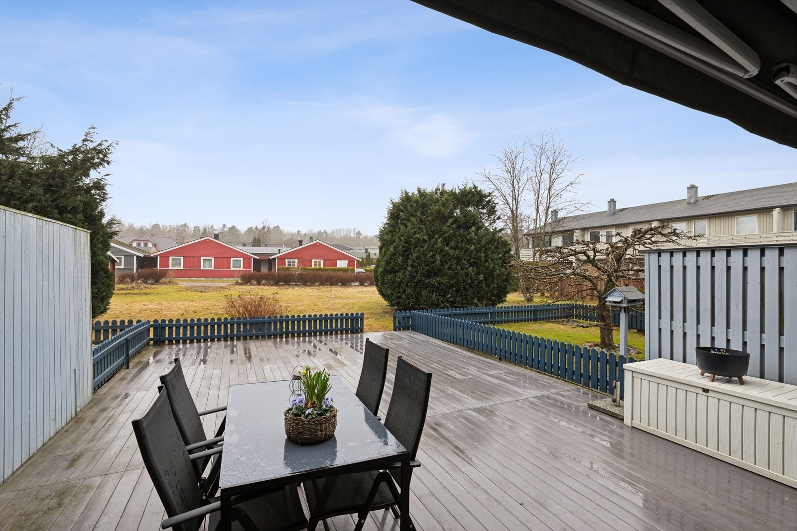 Stor solrik markterrasse med utgang fra stuen Galleribilde