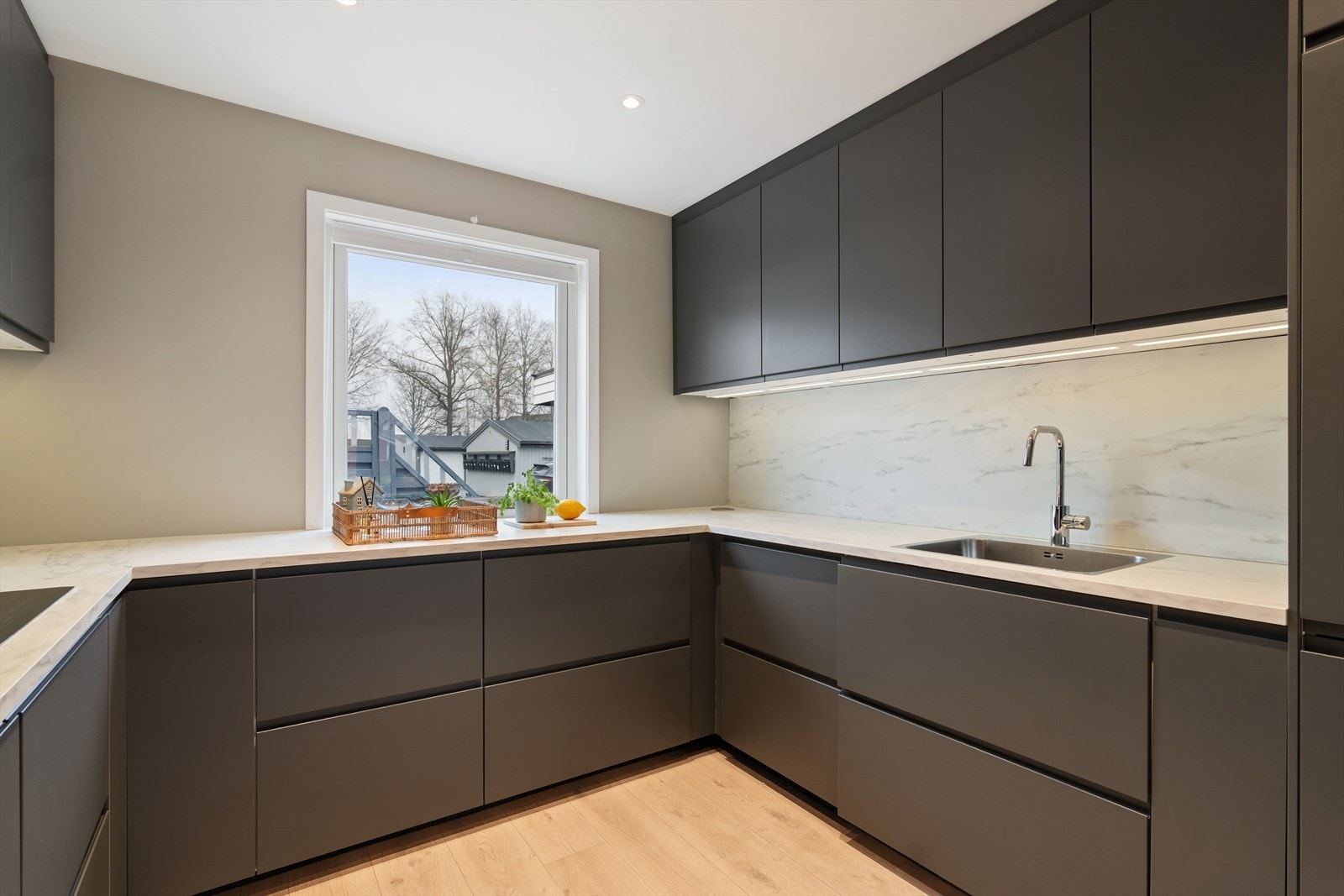 Her er det godt med skap og benkeplass Galleribilde