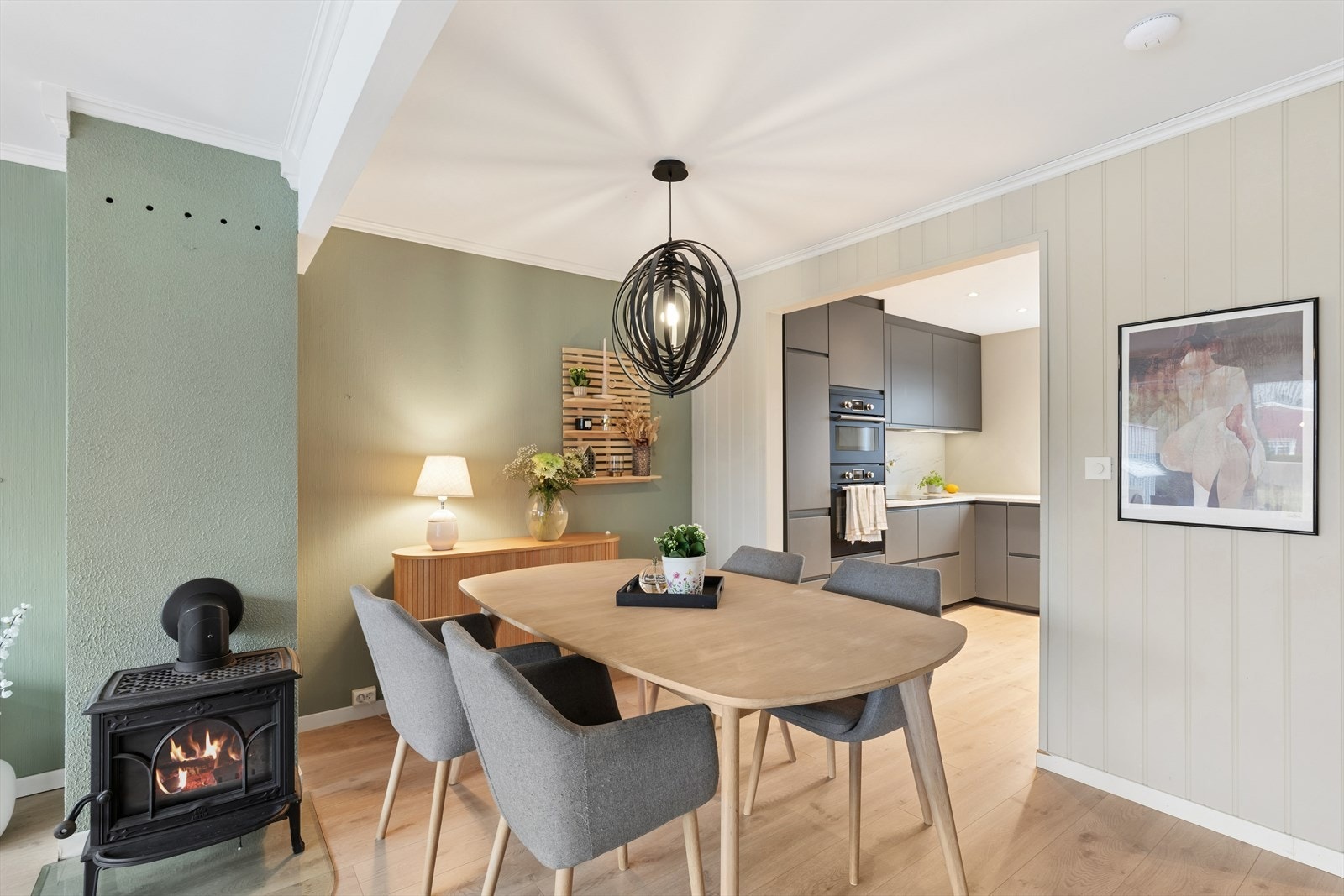 Delvis åpen stue/kjøkkenløsning sørger samtidig for naturlige skiller med spisebordet Galleribilde