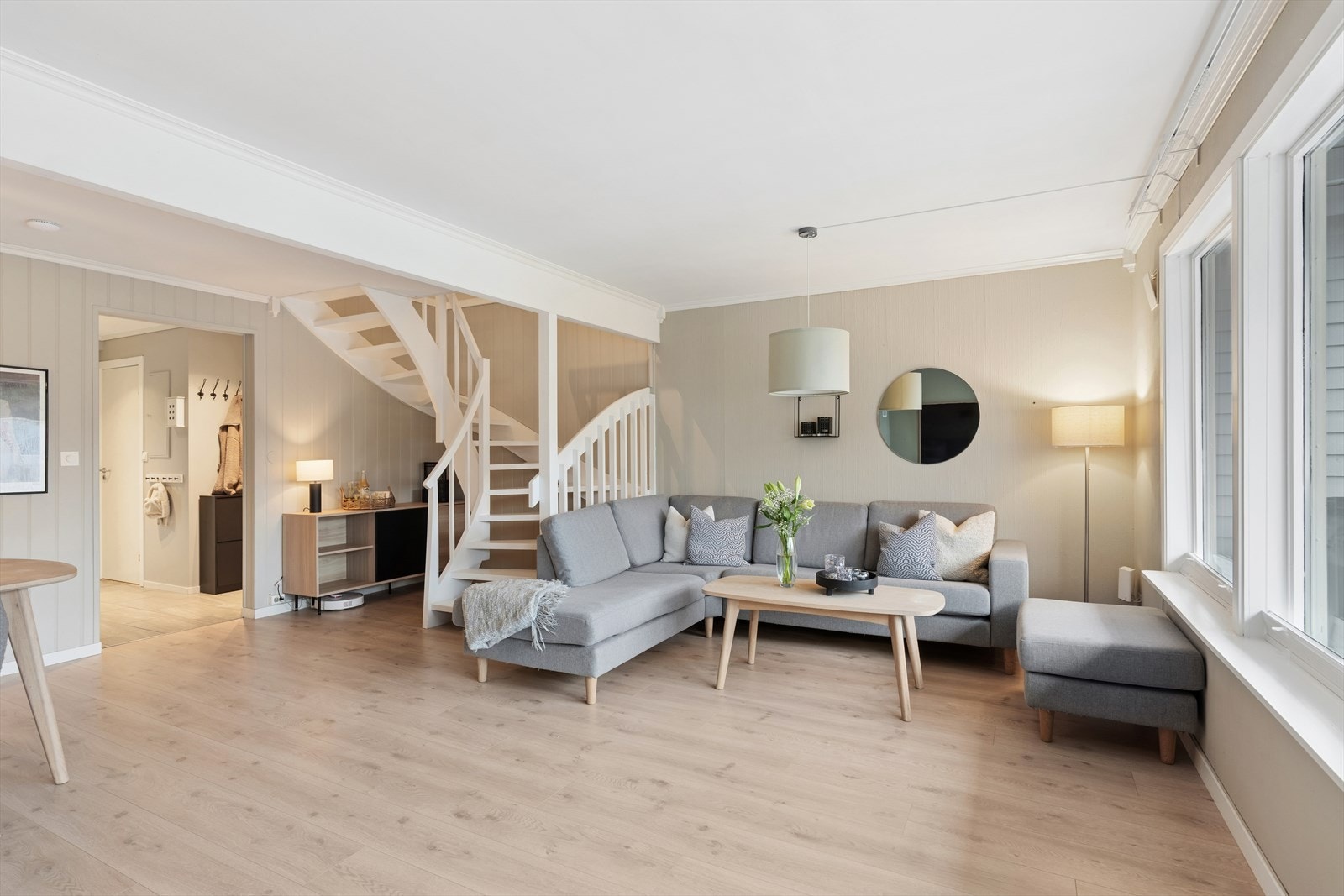 Lys og delikat stue malt i lyse og tidsriktige farger Galleribilde