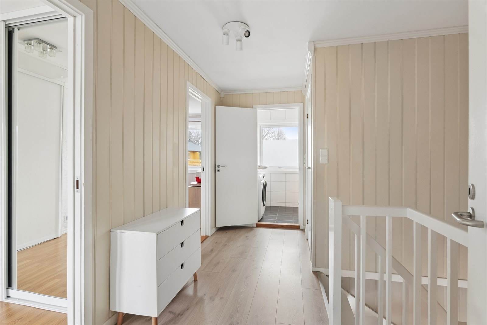 Gangen mellom soverommene, badet og toalettet i andre etasje Galleribilde