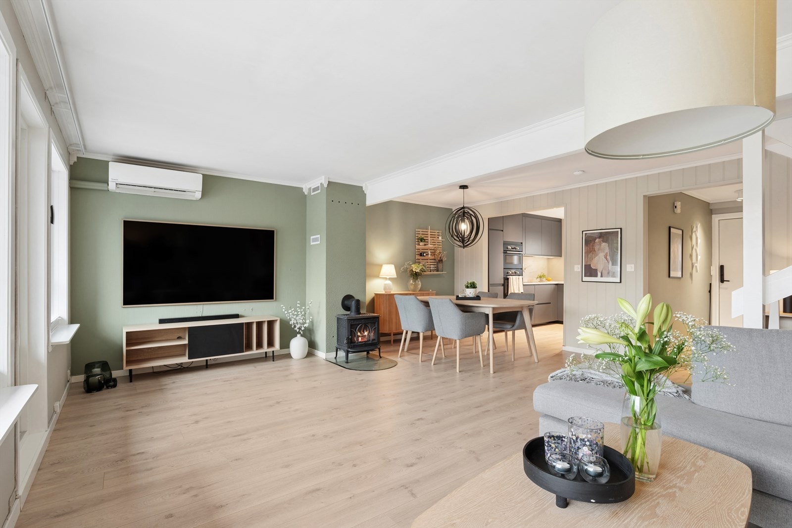 Boligen har både varmepumpe og peis Galleribilde