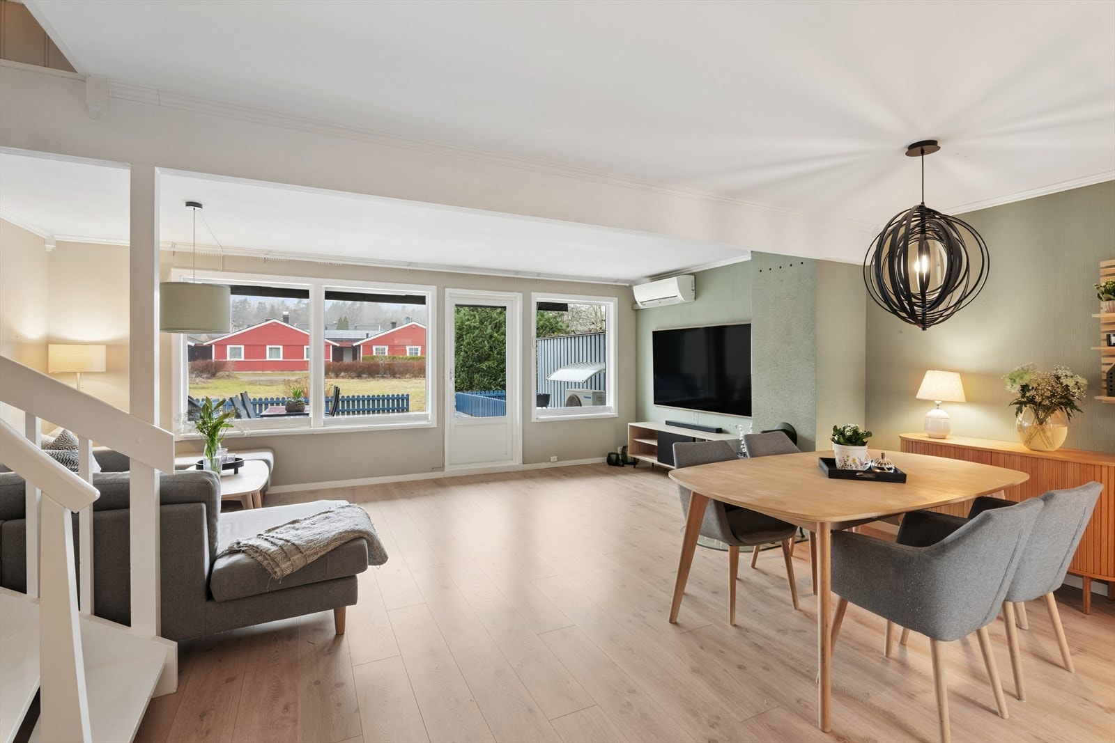 Store gode vindusflater sørger for godt med lysinnslipp Galleribilde