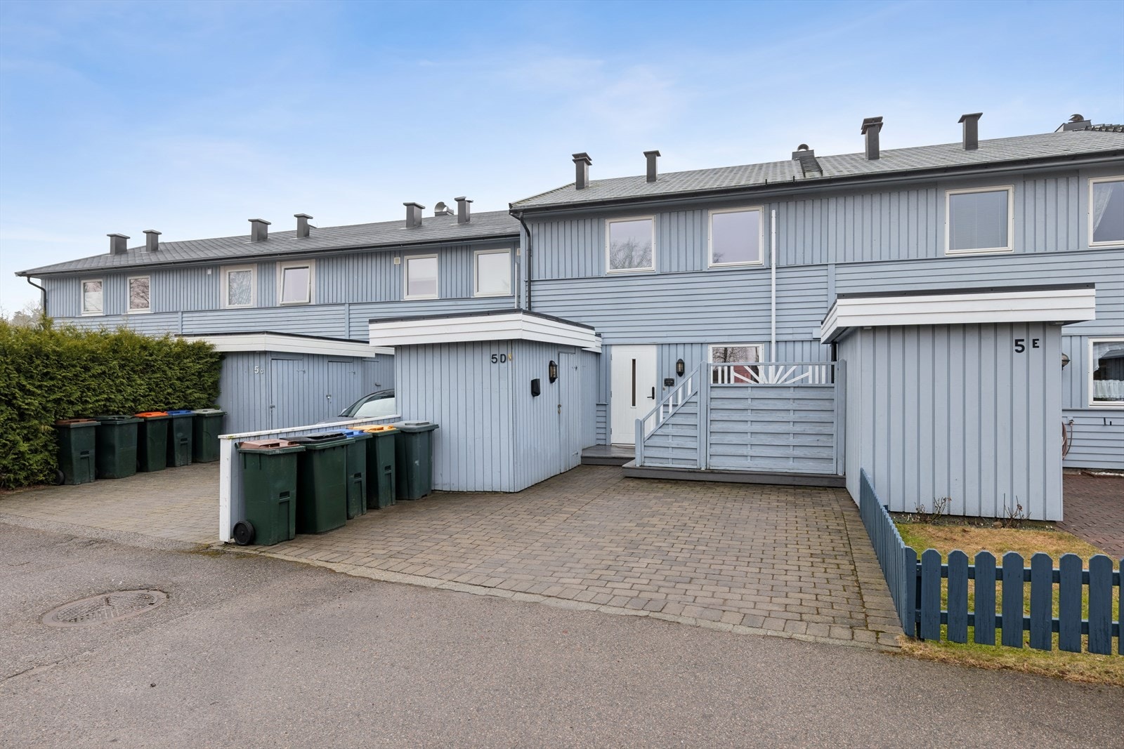 Det er montert el-billader i gårdsplassen og det er utvendig bod Galleribilde