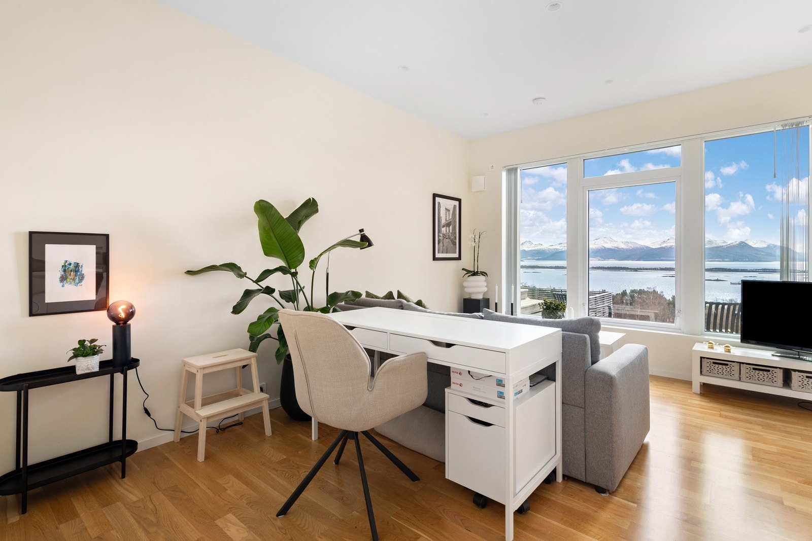 Moderne studioleilighet som fremstår som pent brukt. Galleribilde