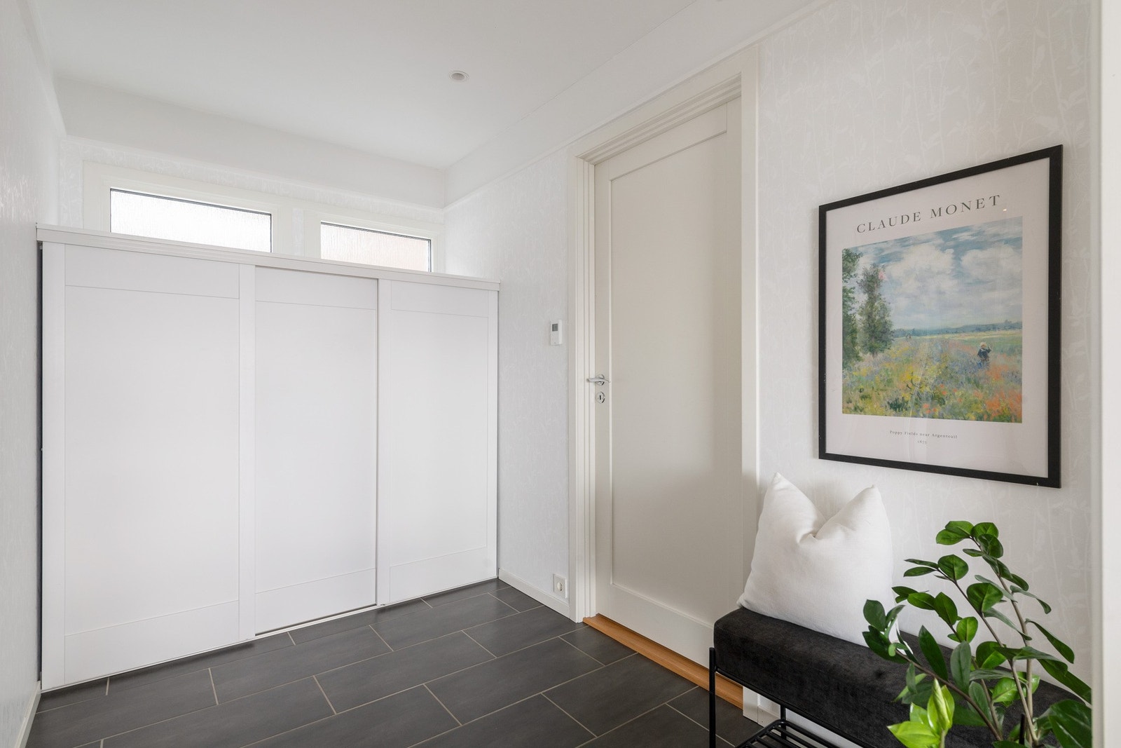 Fra hall er det adkomst til vaskerom, entre, stue og kjøkken. Galleribilde