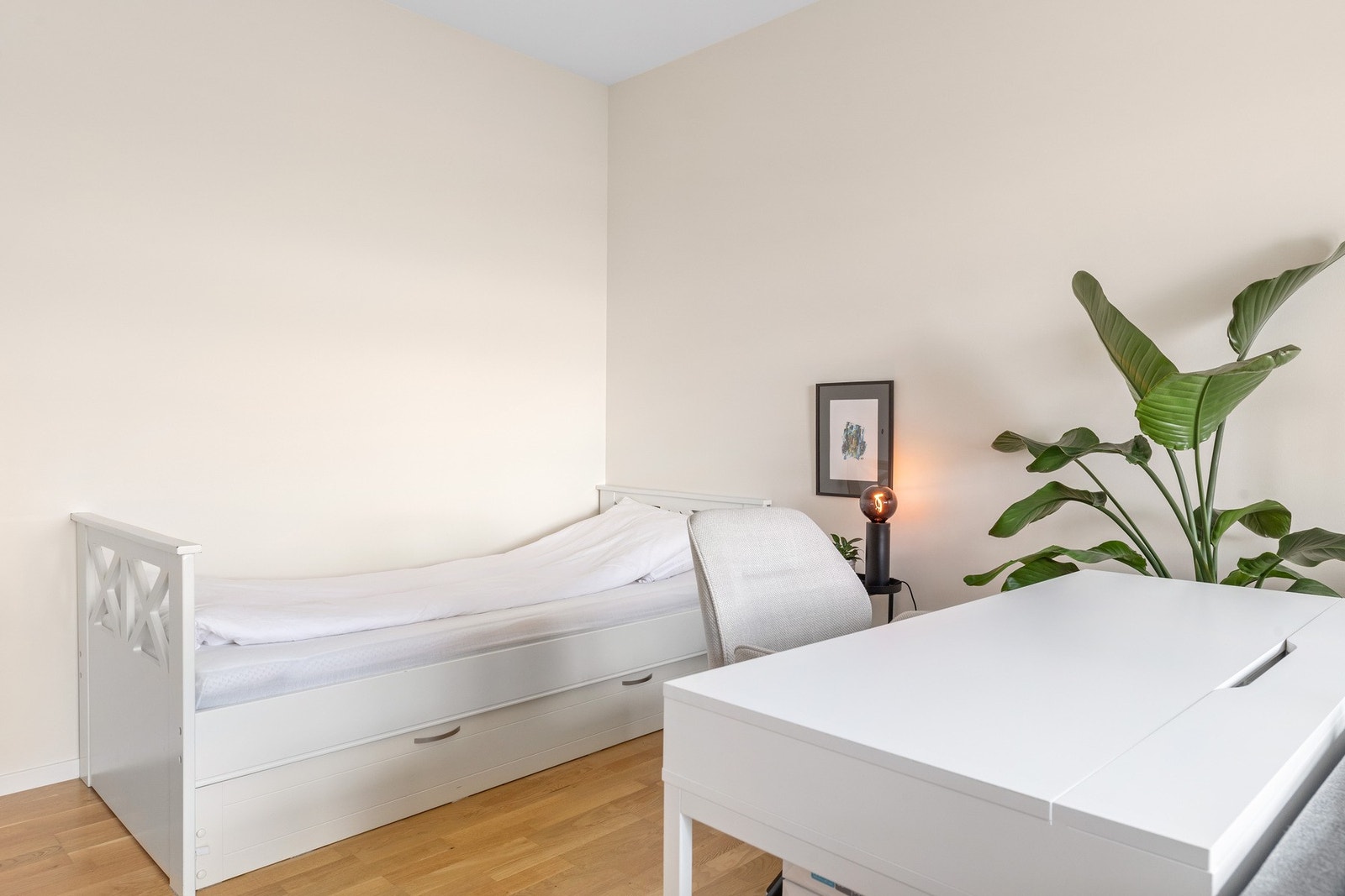 Praktisk planløsning med god plass til seng uten at det går på bekostning av romfølelsen. Galleribilde