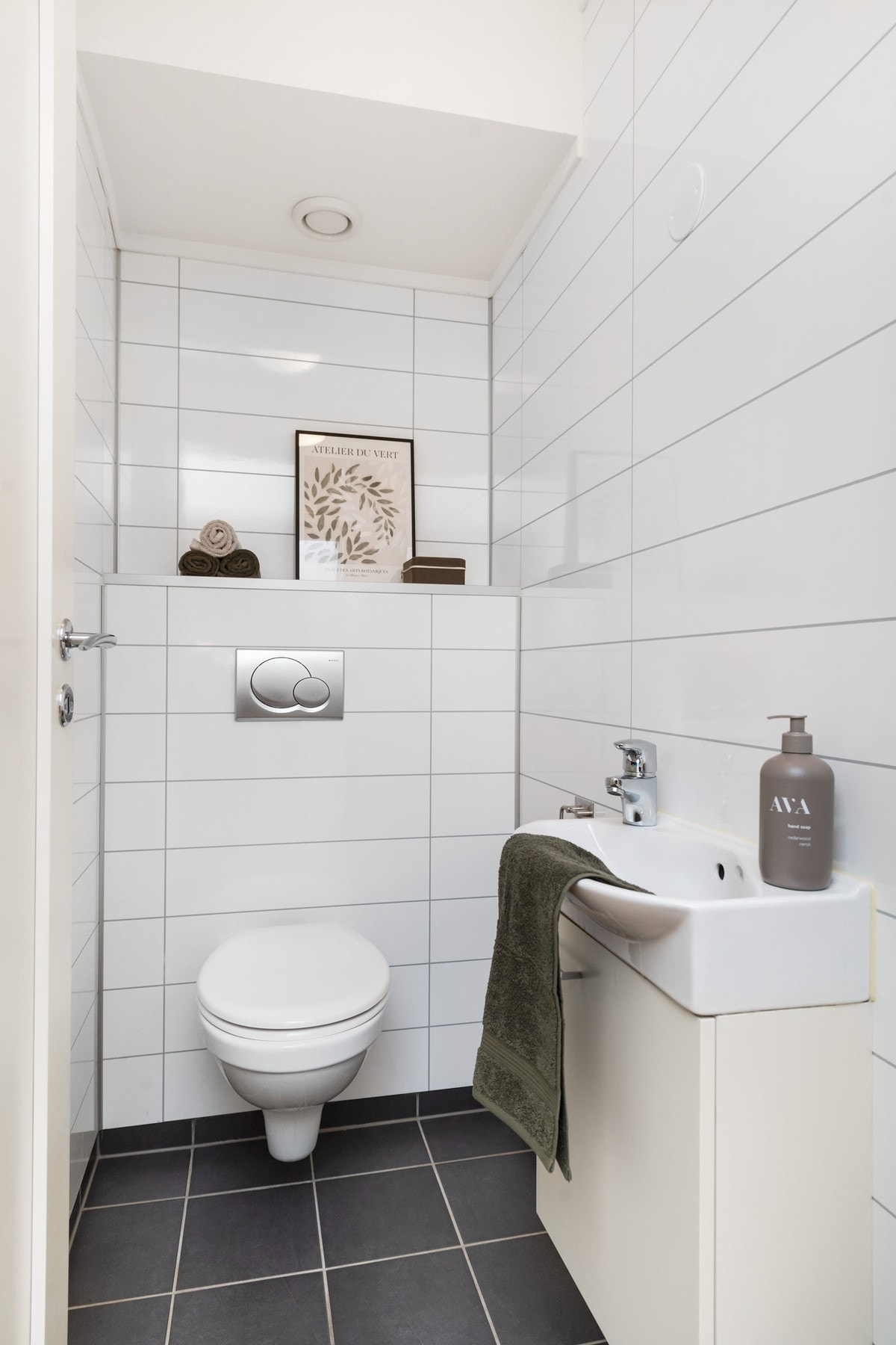 Toalett med fliser på gulv med vannbåren gulvvarme. Galleribilde