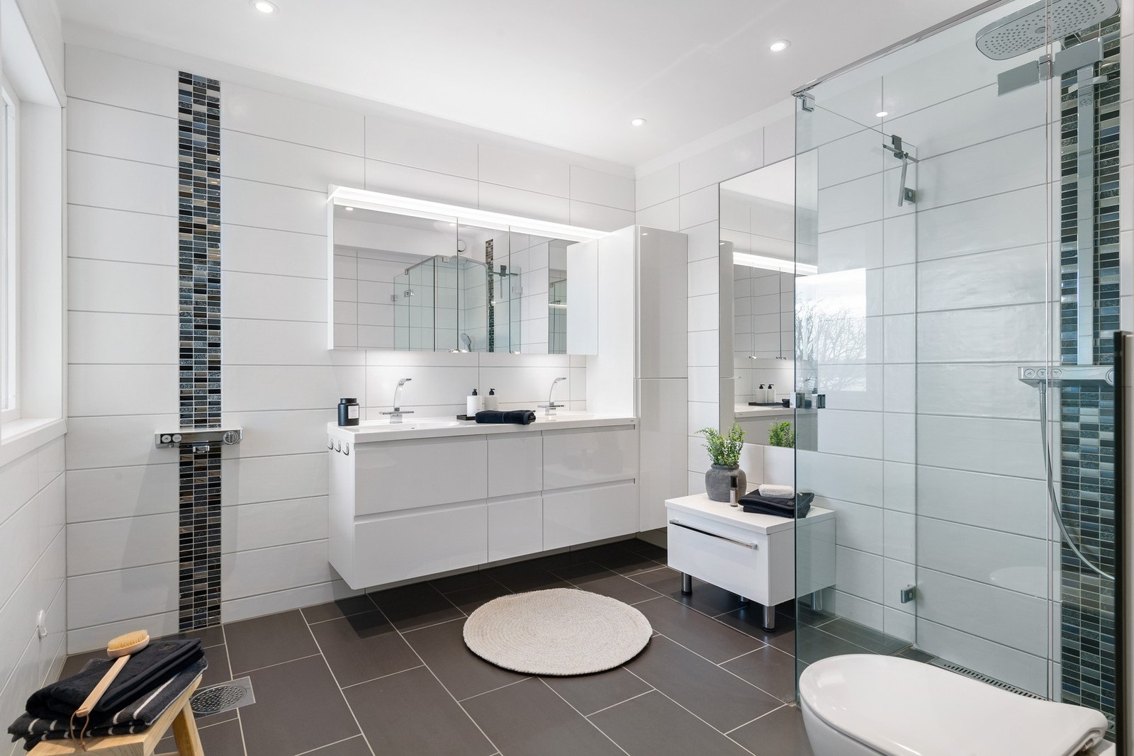 Flott flislagt bad med vannbåren varme i gulv og elektriske varmekabler. Det er opplegg til badekar med blandetbatteri og kurs til eventuelt boblebad. Galleribilde