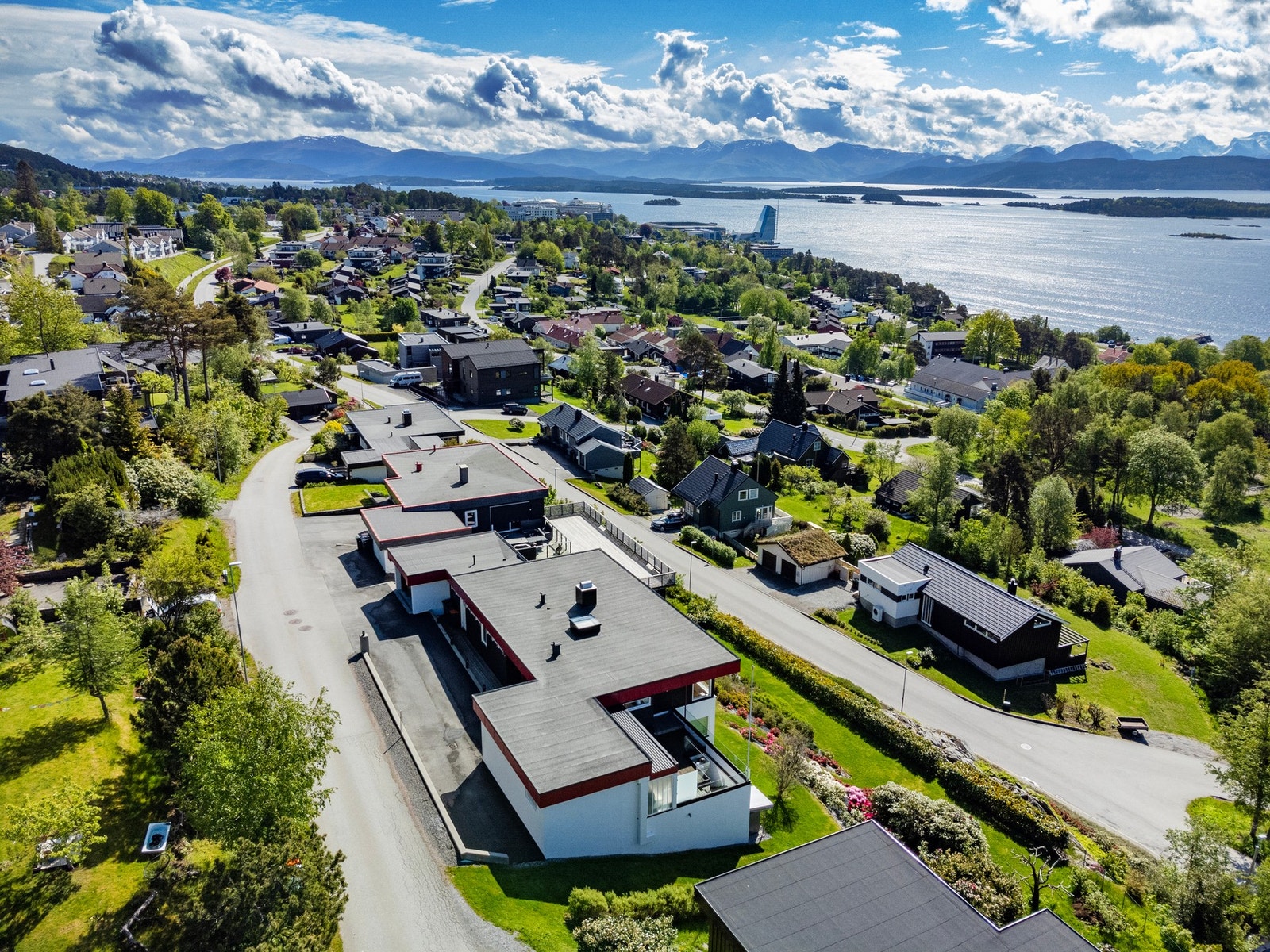 Pedervegen 5 er en rolig blindgate. Her er det gode oppvekstvilkår for barn! Galleribilde