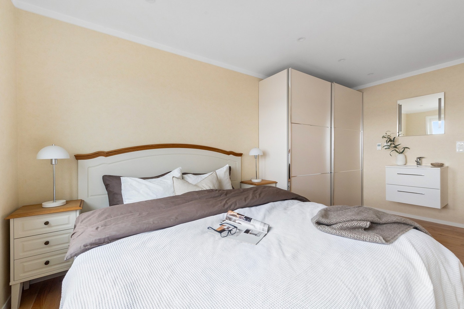 Soverom 2 - Har egen servant med speil, noe som gir ekstra komfort i hverdagen. Galleribilde