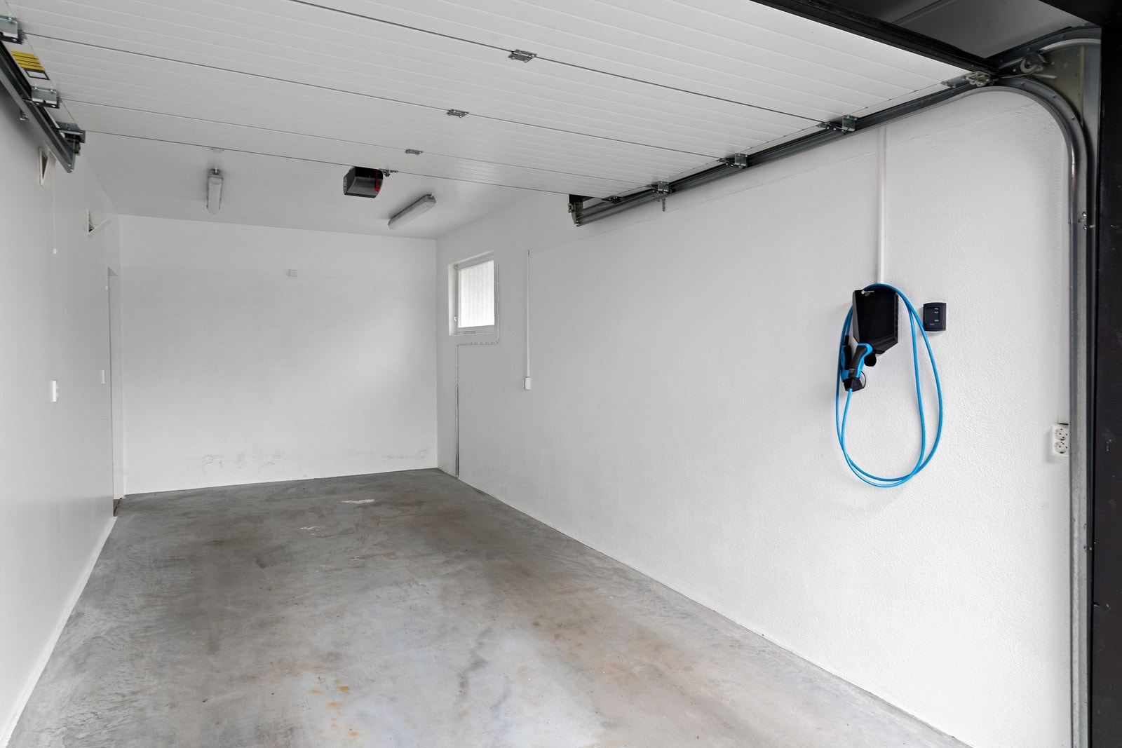 Garasje mot vest. Galleribilde