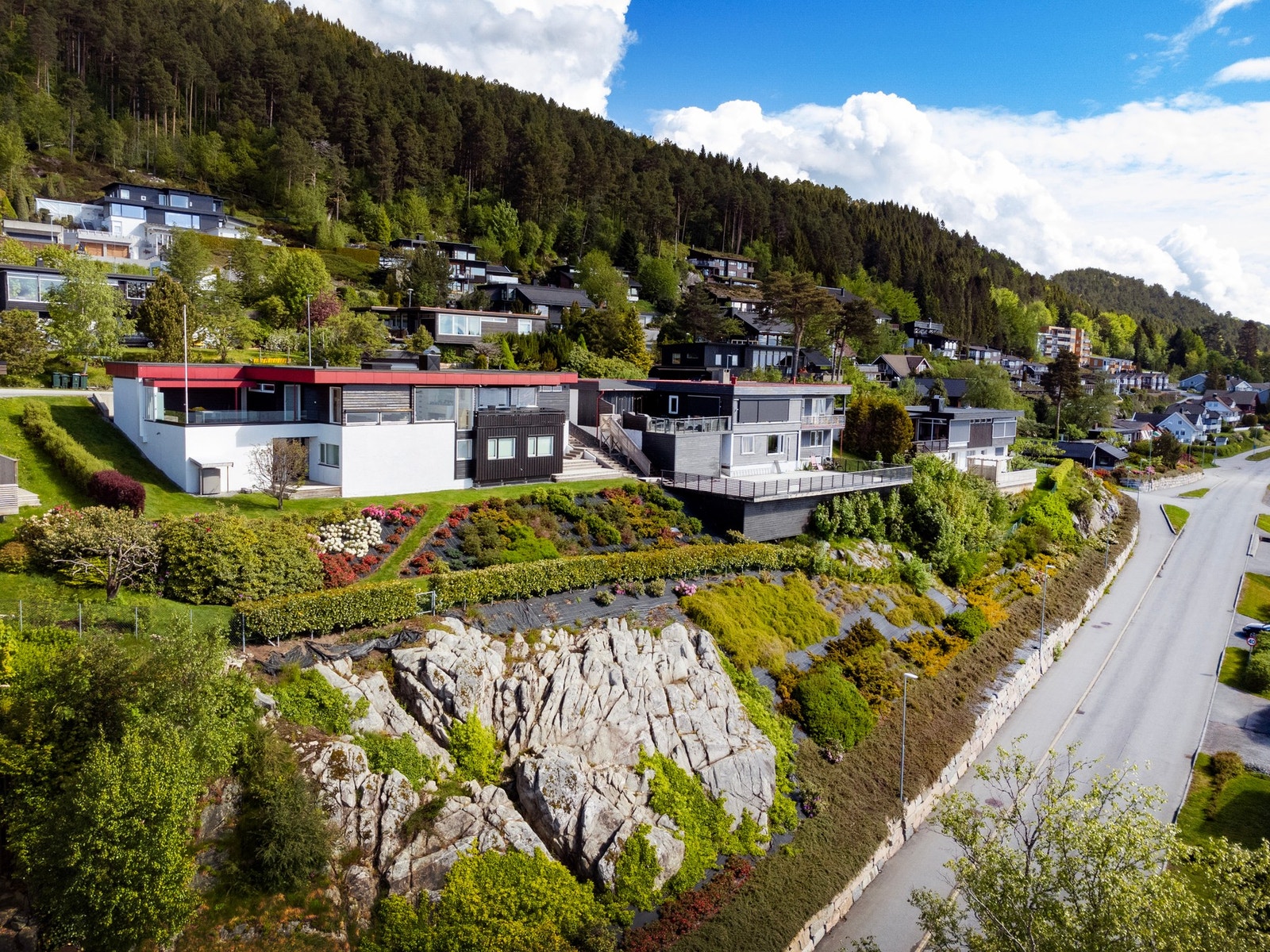 Tomten er på ca. 1420 kvm og går fra Pedervegen i nord til Glomstuvegen i sør. Galleribilde