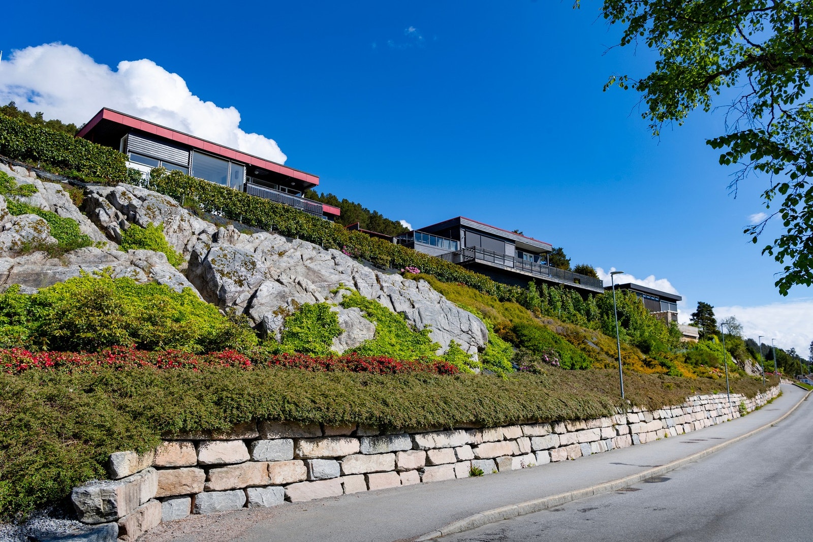 Det er god høydeforskjell fra hus, hage og Glomstuvegen i sør. Det er følgelig ikke innsyn fra Glomstuvegen i sør. Galleribilde