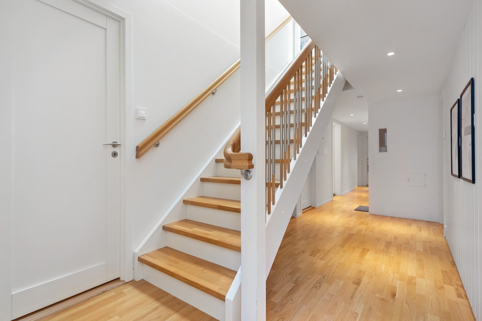 Gang i underetasje har adkomst til 4 soverom, bad, bad/vaskerom, toalett, 2 boder og vaskerom. Galleribilde