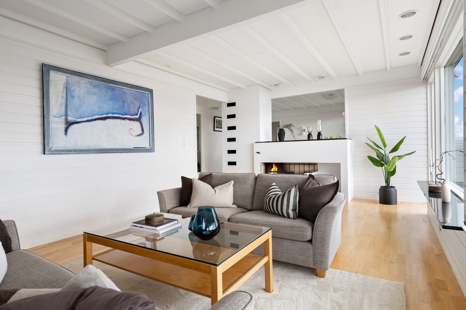 Stuen er enkel å innrede etter eget ønske og har plass til sofaseksjon og annet møblement. Galleribilde