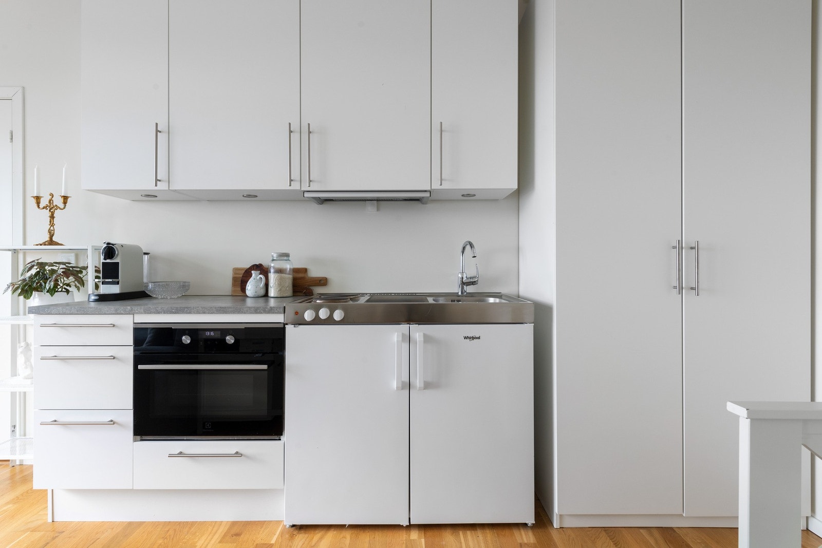 Kjøkkeninnredning fra Aubo med glatte fronter og laminert benkeplate. Kjøkkenet har integrert stekeovn/micro med installert komfyrvakt. Galleribilde