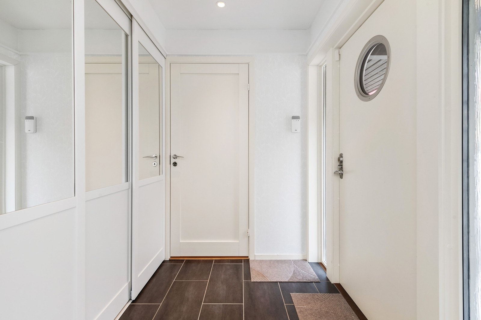 Det første som møter deg i boligen er en lys entré med god plass til å henge fra seg yttertøy og sko. Galleribilde