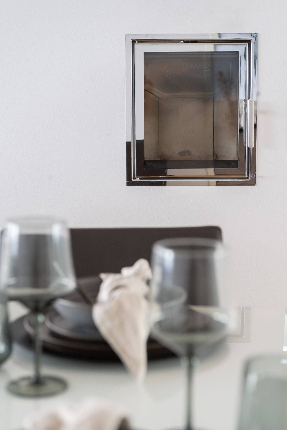 Det er installert lekker peisovn fra 2011 av typen Nordpeis N-21 i spisestuen, samt gang i underetasje. Galleribilde