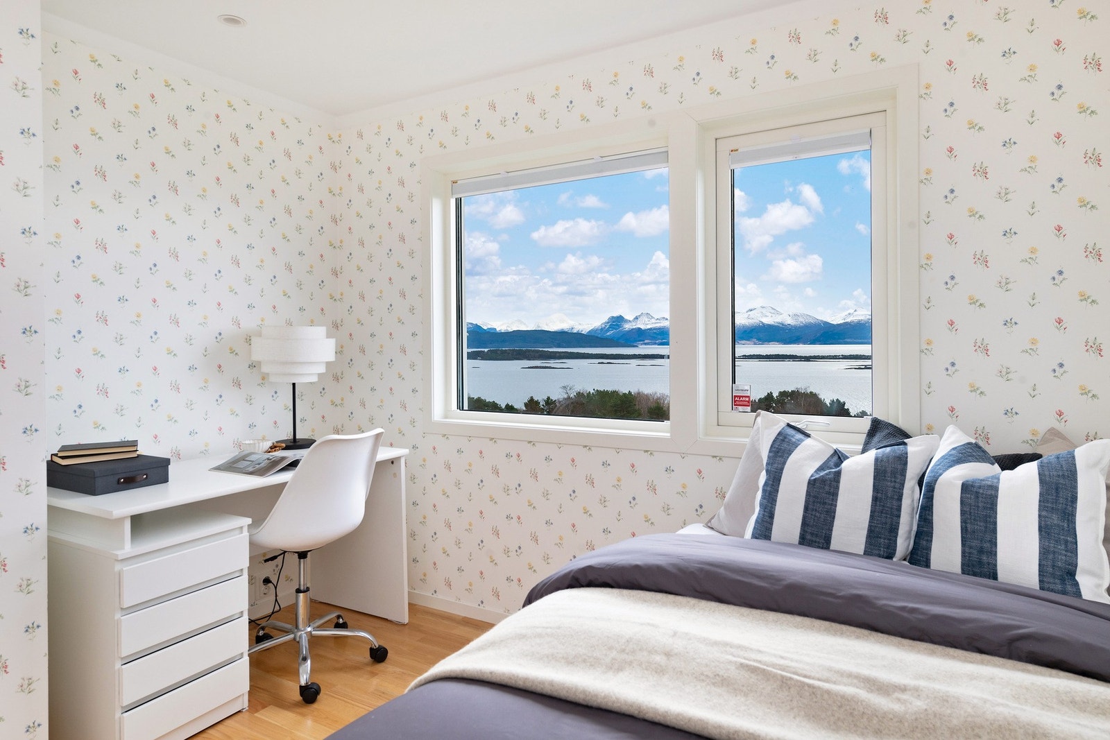 Soverom 3 - Fra soverommet har du vakker utsikt over fjord og fjell. Galleribilde