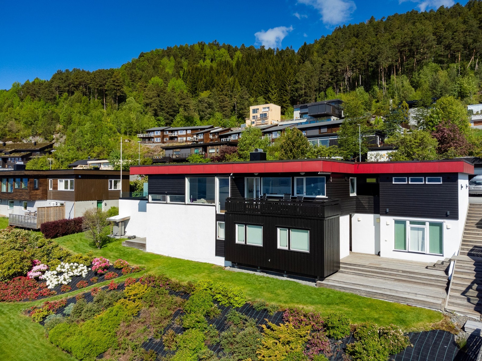 Tilbygget mot øst med garasje og utleiedel ble bygget i 2018. Galleribilde