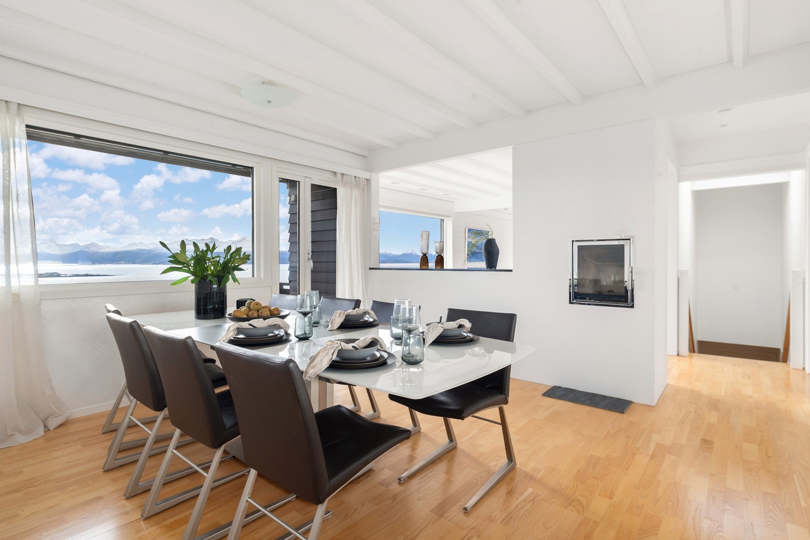 Fra spisestuen er det utgang til en sydvendt veranda i trekonstruksjon på ca. 11,5 m² Galleribilde