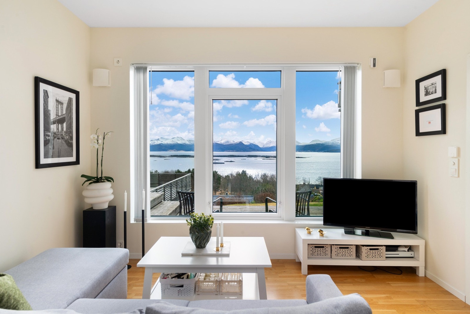 Leiligheten har store vindusflater som gir rikelig med naturlig lys og en flott utsikt. Galleribilde