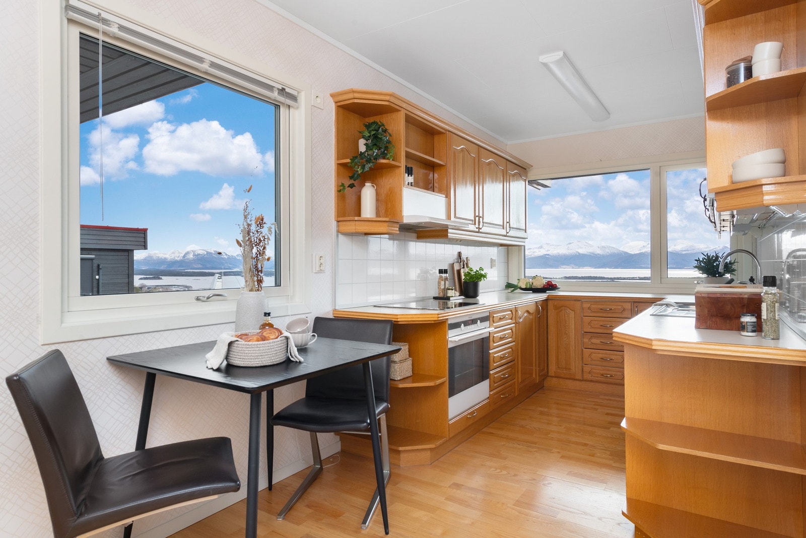 Kjøkkenet er utstyrt med integrert stekeovn, koketopp og oppvaskkum, samt installert lekkasjesikring og komfyrvakt Galleribilde