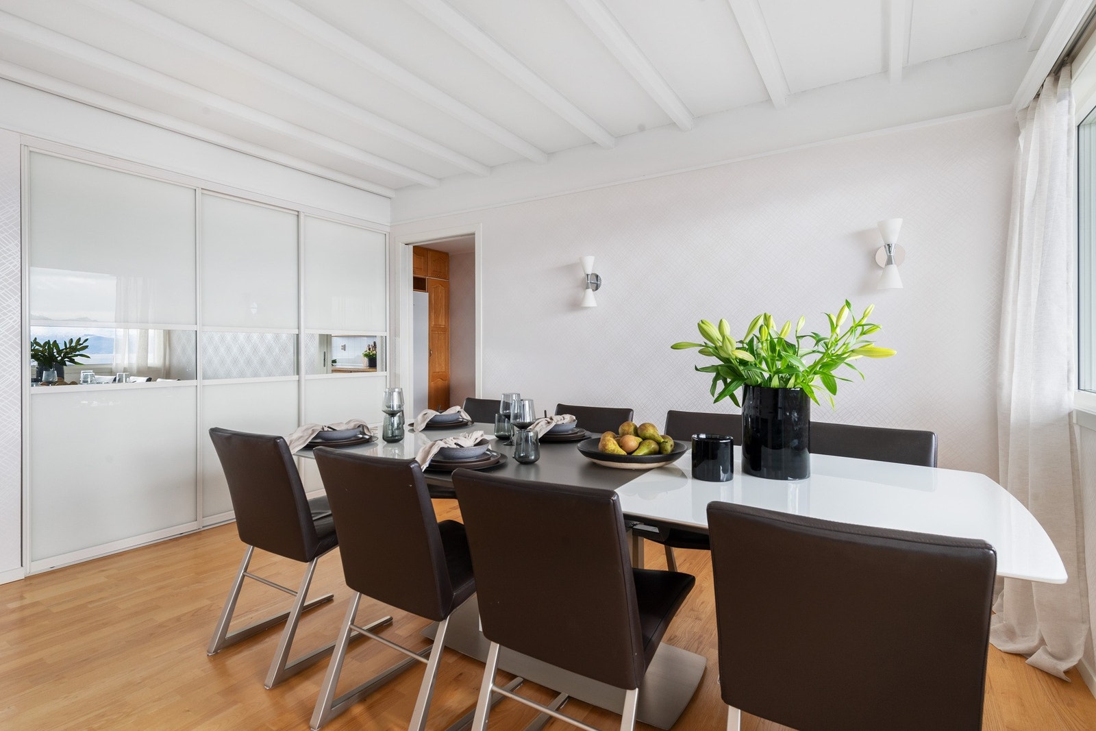 Integrert garderobeskap i spisestuen sørger for gode oppbevaringsmuligheter Galleribilde