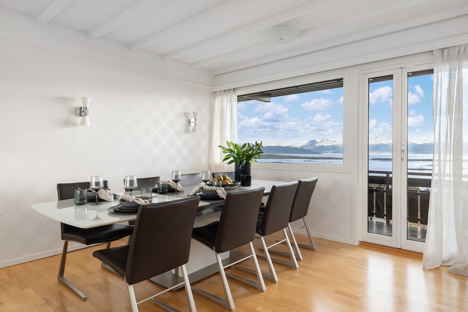 Spisestuen har en naturlig plassering i tilknytning til kjøkkenet, perfekt for hyggelige måltider. Galleribilde