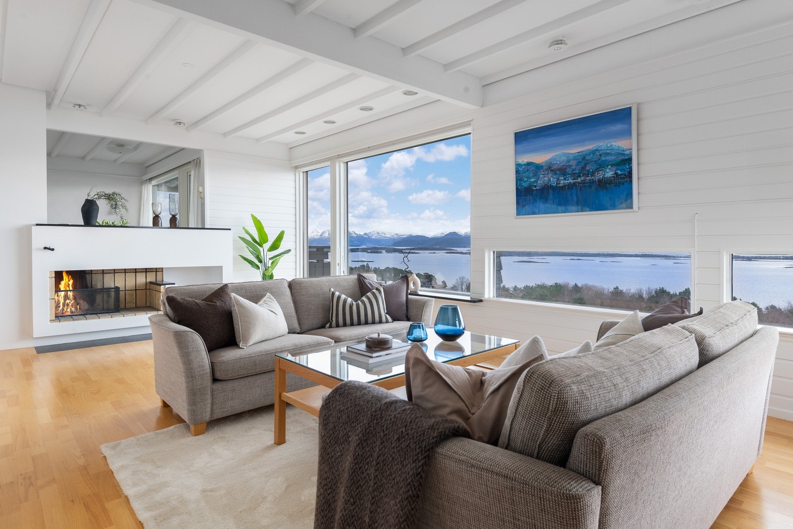 Lys stue av god størrelse med downlights i himling. Galleribilde