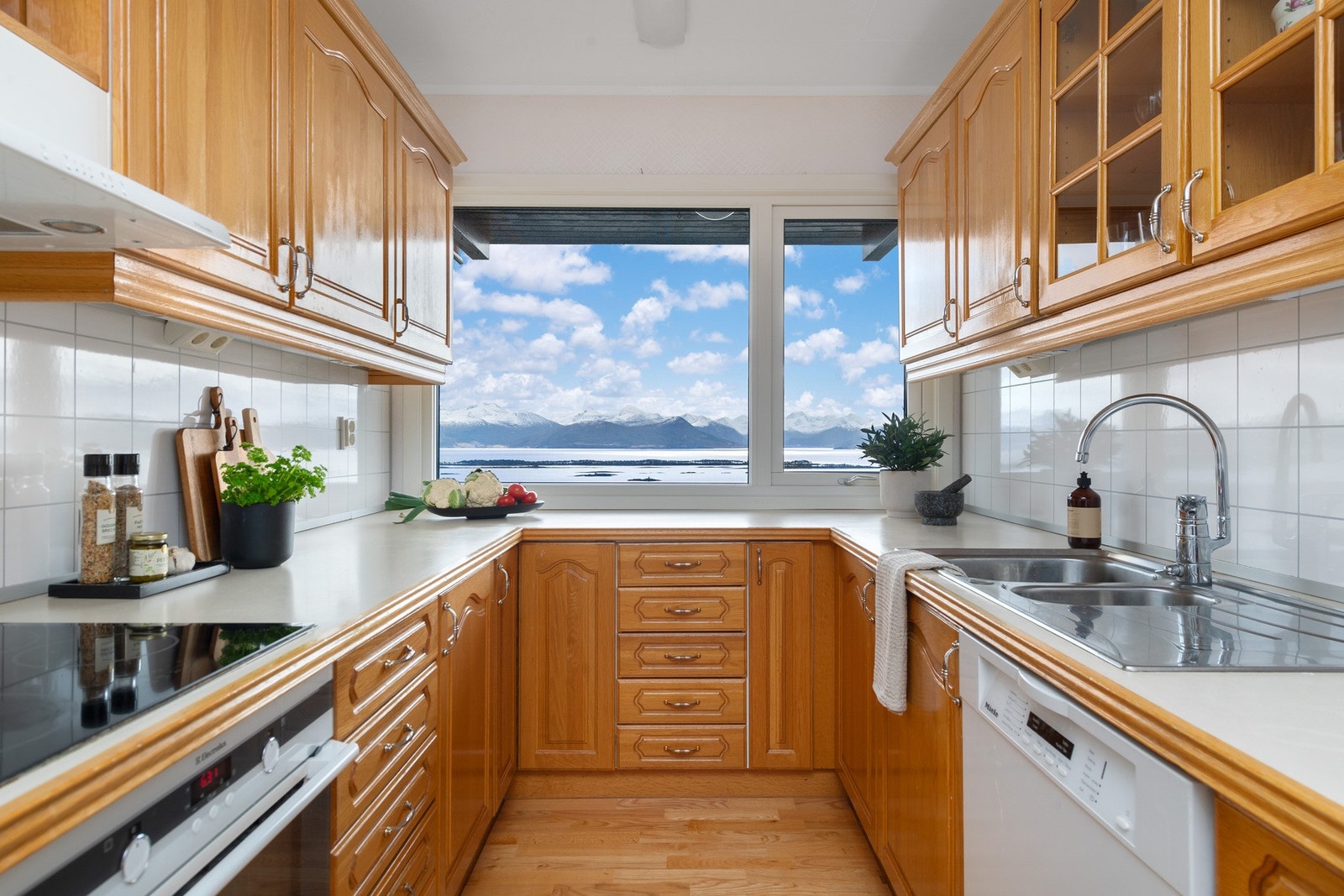 Kjøkkeninnredning med profilerte fronter i heltre eik med laminert benkeplate Galleribilde