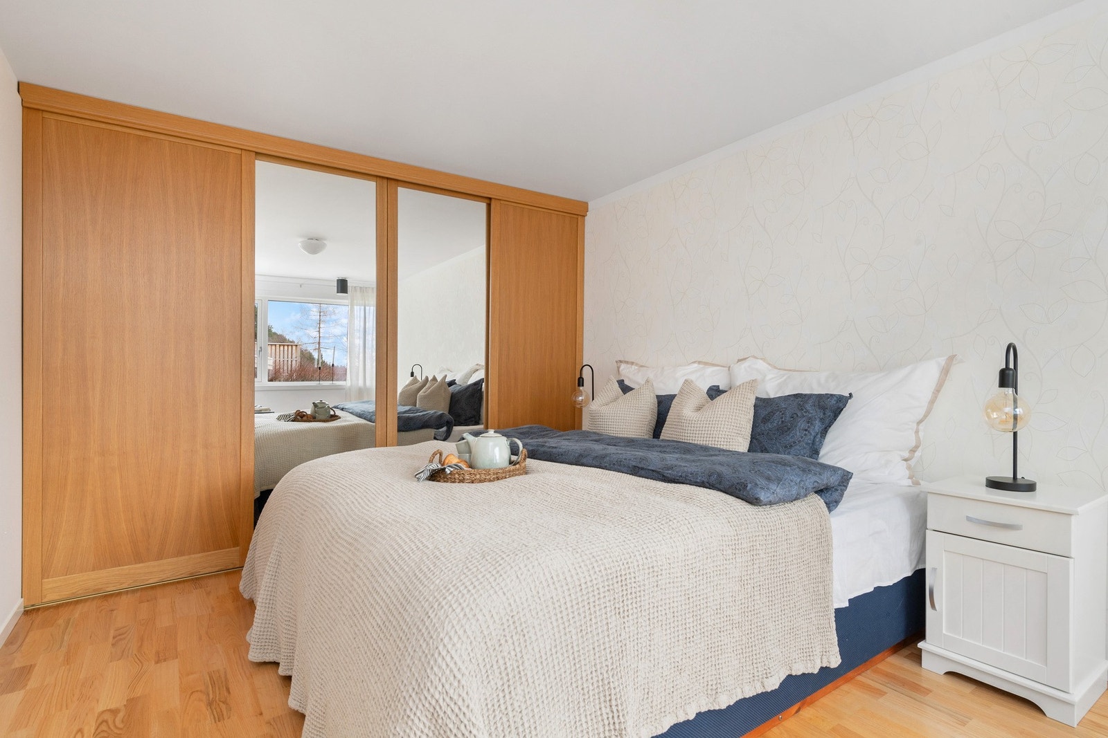 Hovedsoverom er av god størrelse med integrert garderobeskap og god plass til soveromsmøblement. Galleribilde