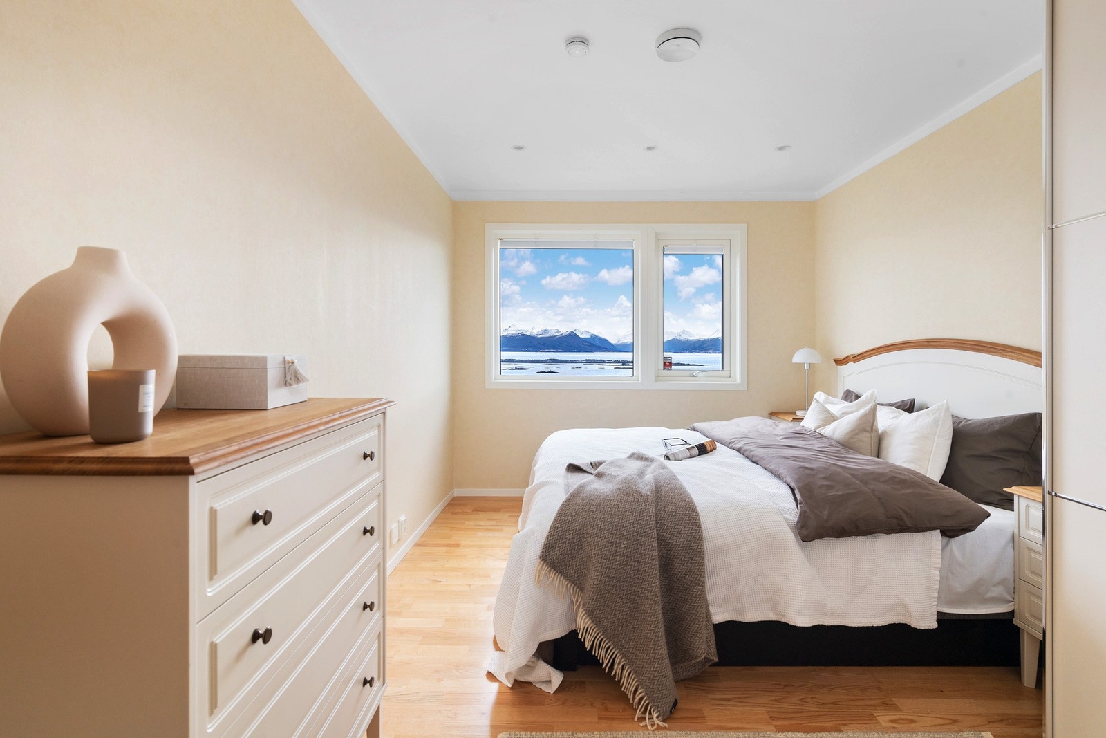 Soverom 2 - Er av god størrelse og har god plass til seng, skap og øvrig soveromsmøblement. Galleribilde