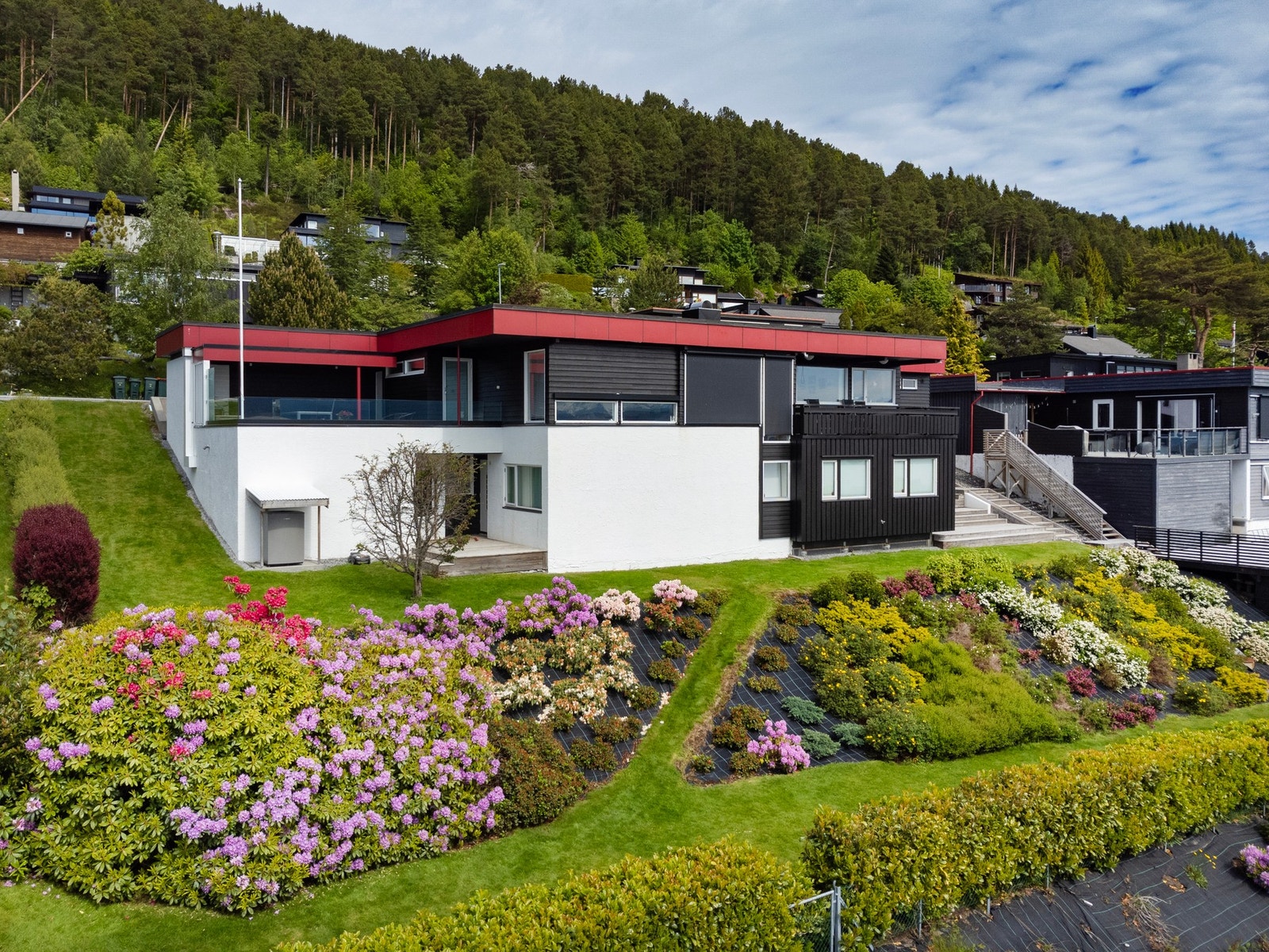 Hagen har en øvre del og en nedre del med anlagt passasje med gressplen. Galleribilde