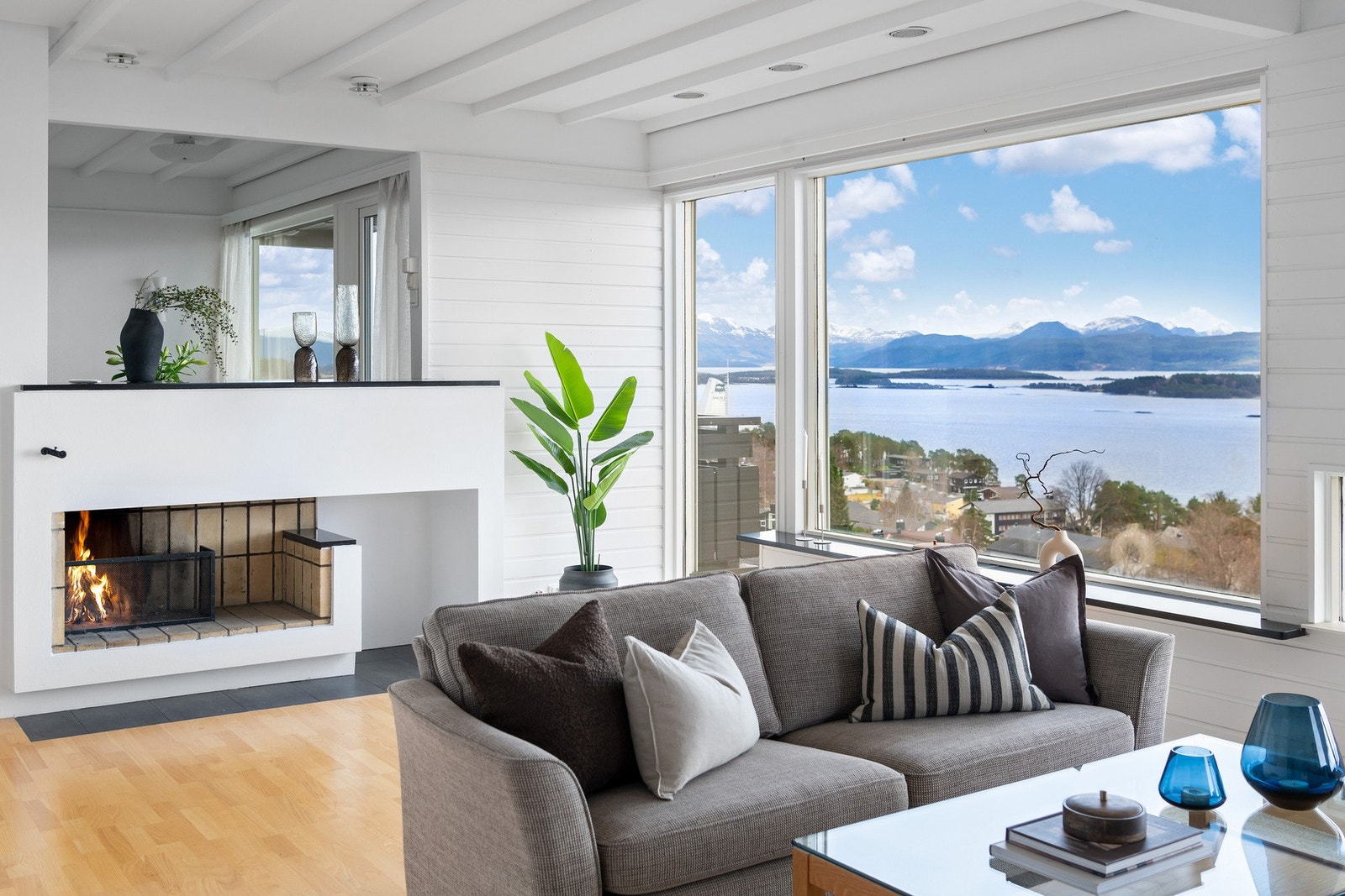 I stuen er det installert flott, åpen peis som gir god atmosfære. Galleribilde