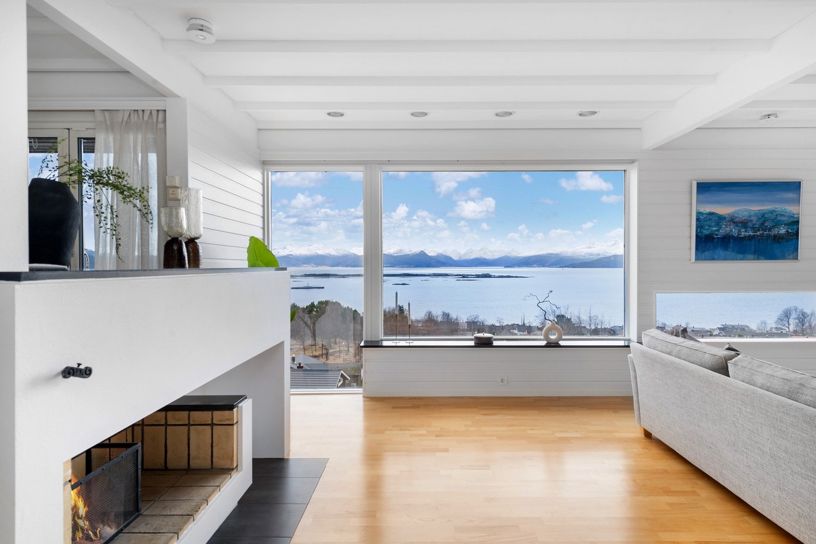 Stuen har store vindusflater som gir godt med lysinnslipp. Det er installert screens på de 2 vinduene midt i bildet. Galleribilde